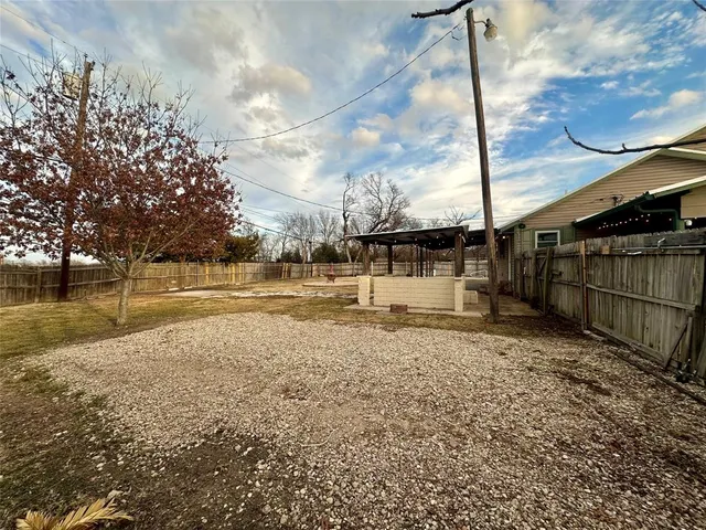 a view of a yard with an tree