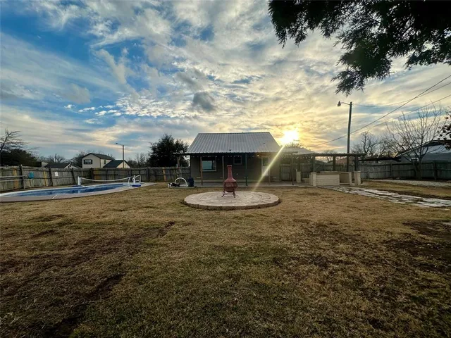 a view of a fountain in front of house