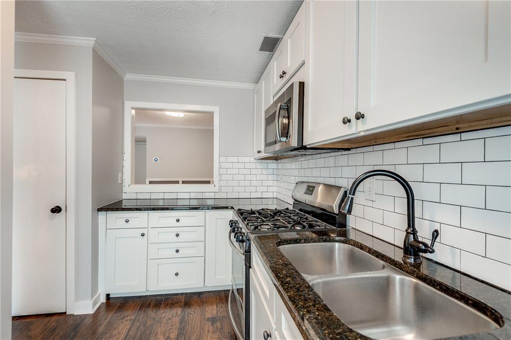 1004 Wynnes Ridge Circle Marietta, GA 30067 - Photo 10 of 24