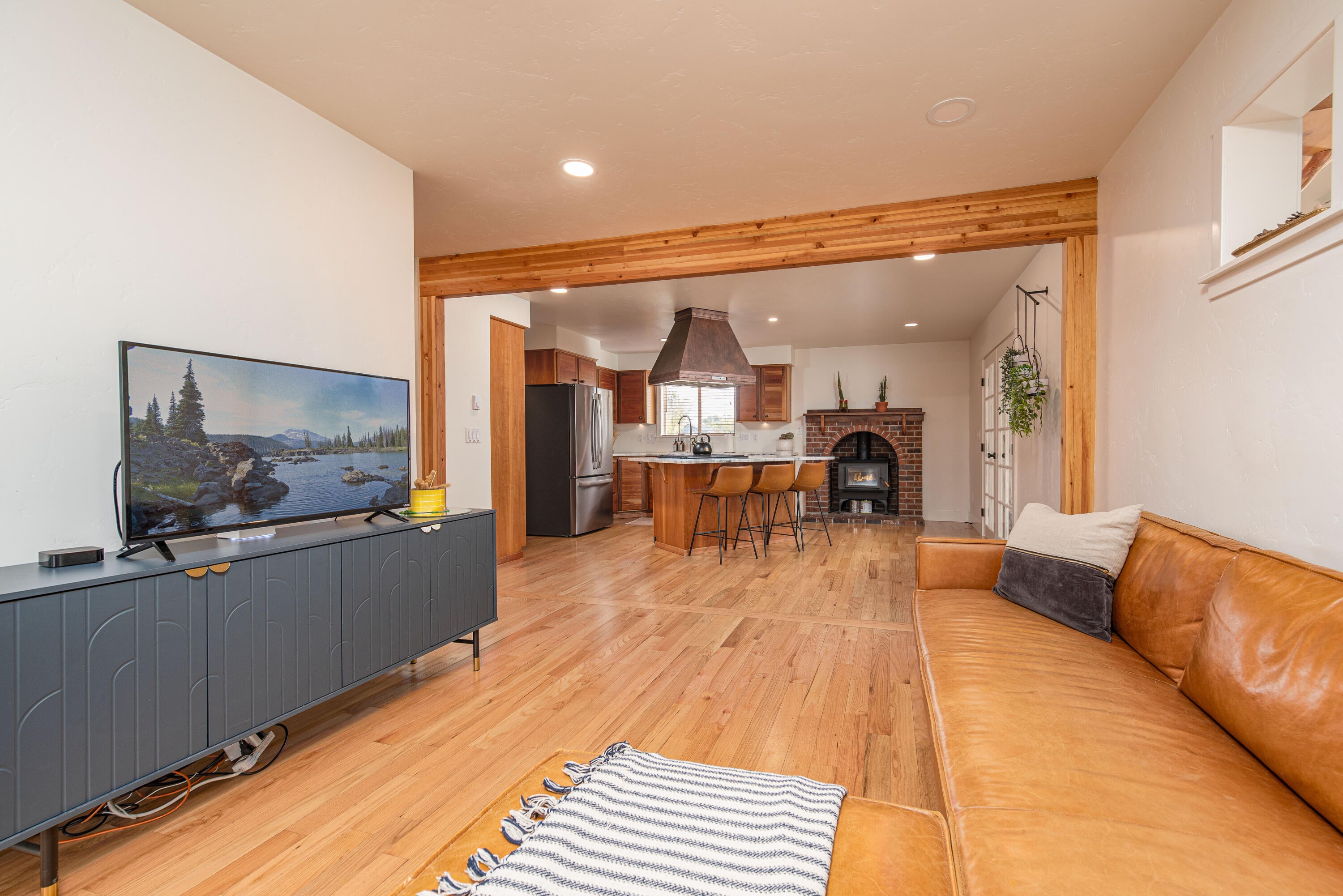 544 Apollo Road Prineville, OR 97754 - Photo 25 of 51 living room