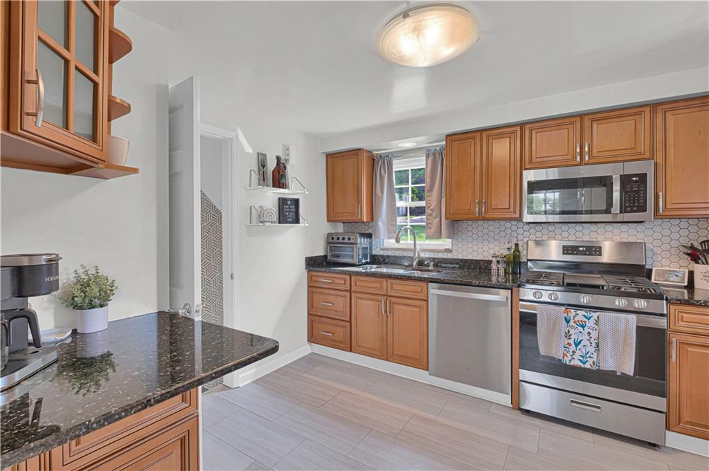 4131 Highgrove Road Pittsburgh, PA 15236 - Photo 11 of 25 Gallery Image 11