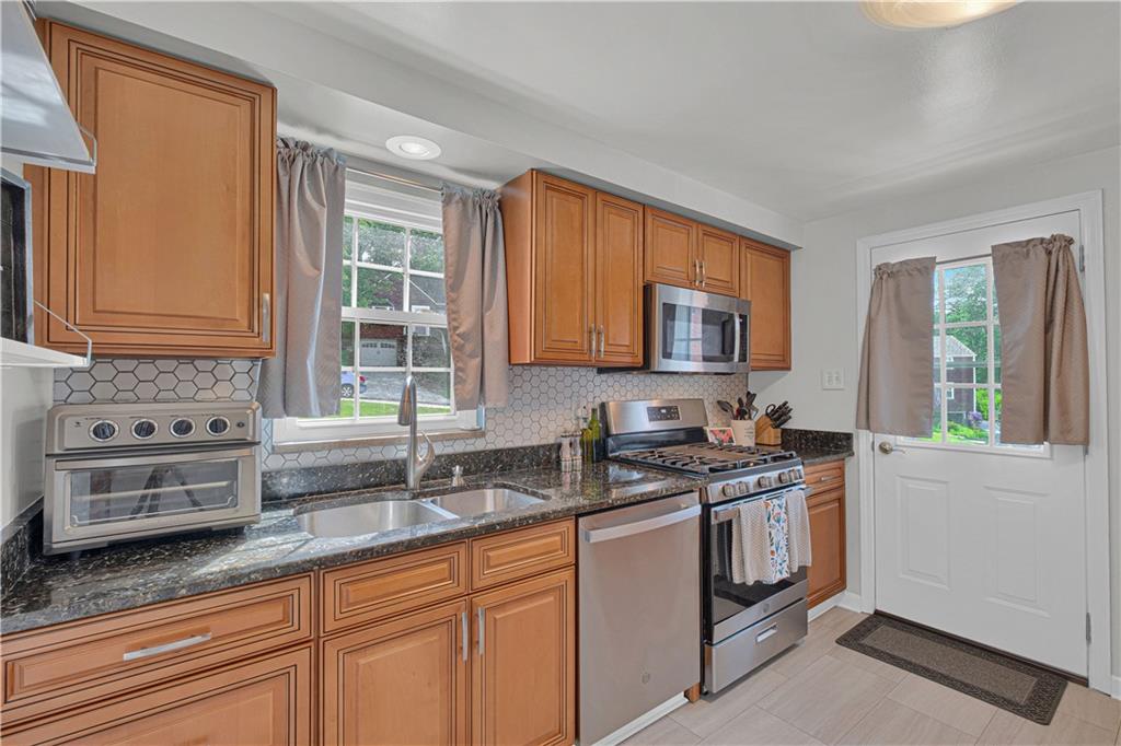 4131 Highgrove Road Pittsburgh, PA 15236 - Photo 10 of 25 Gallery Image 10