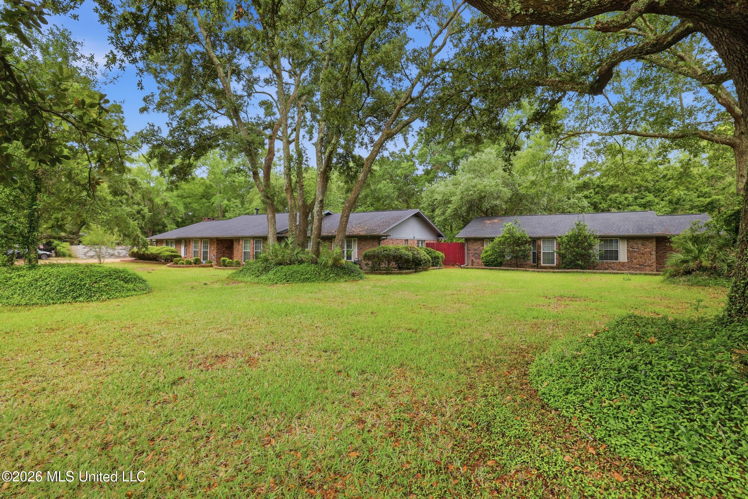 1237 Main Street Ocean Springs, MS 39564 - Photo 3 of 62 4_r6__8117