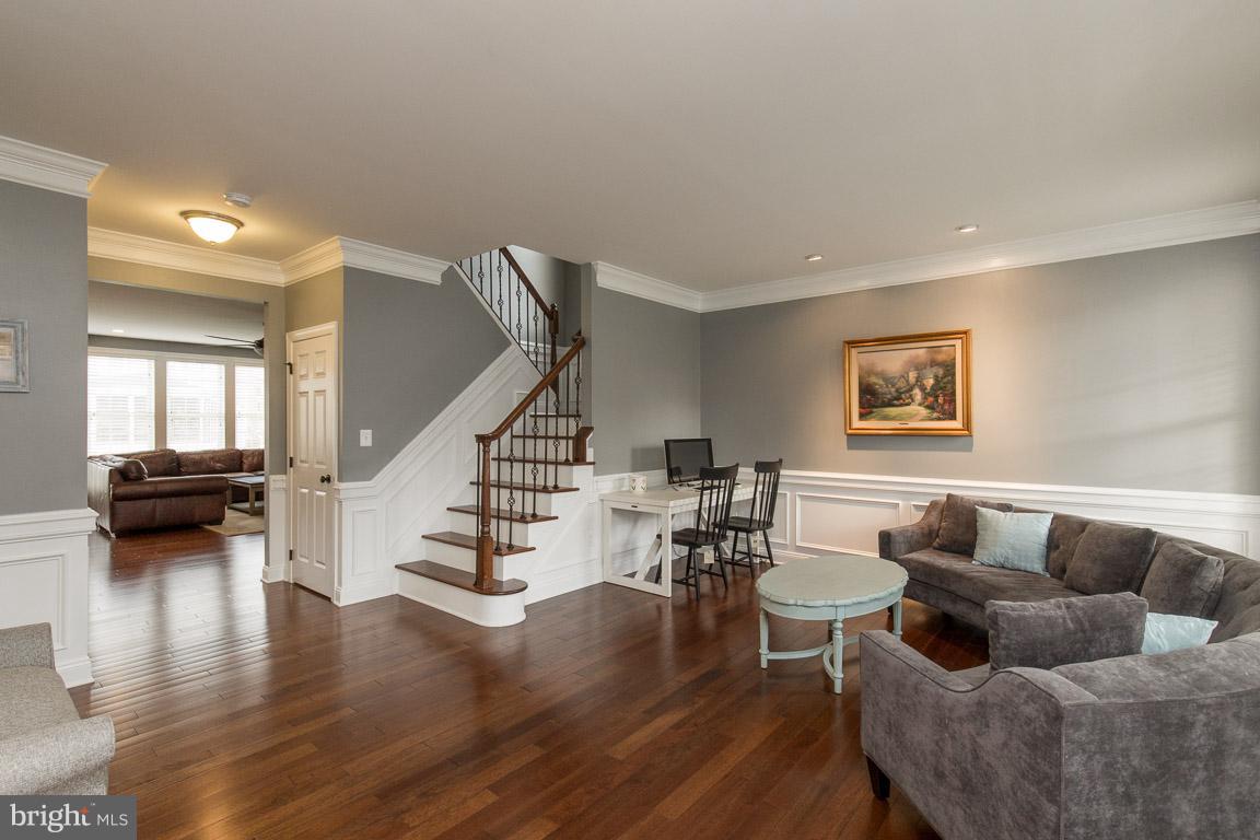 22585 Hammersmith Place Ashburn, VA 20148 - Photo 2 of 30 Welcome home - Hardwoods throughout first floor!