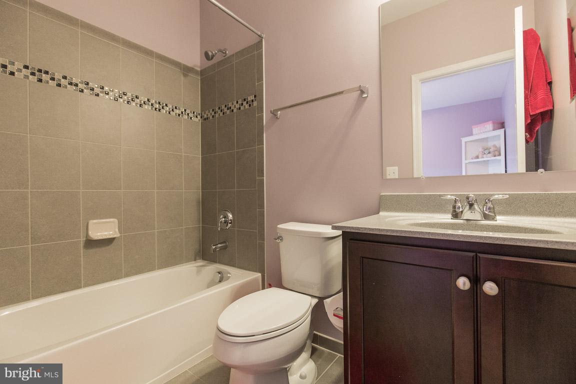 22585 Hammersmith Place Ashburn, VA 20148 - Photo 20 of 30 2nd of 4 full bathrooms...