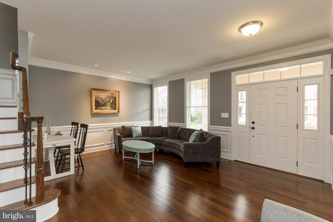 22585 Hammersmith Place Ashburn, VA 20148 - Photo 3 of 30 Living Room