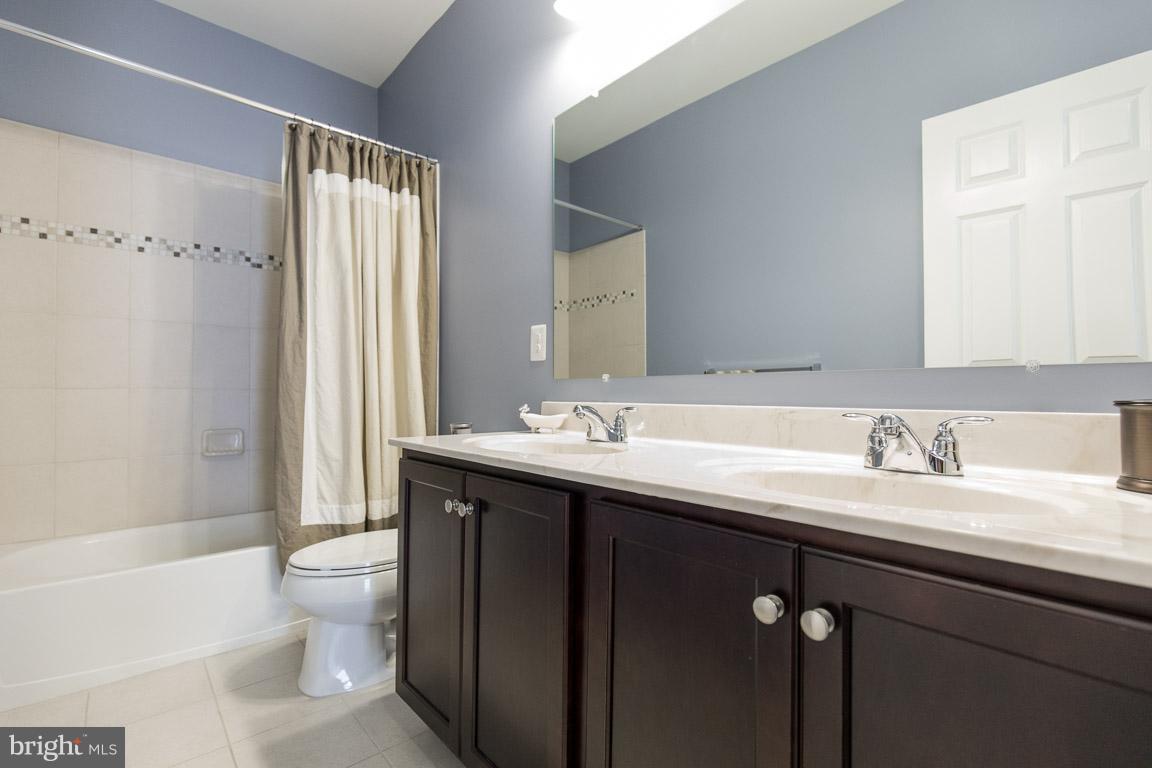 22585 Hammersmith Place Ashburn, VA 20148 - Photo 22 of 30 3rd of 4 full bathrooms