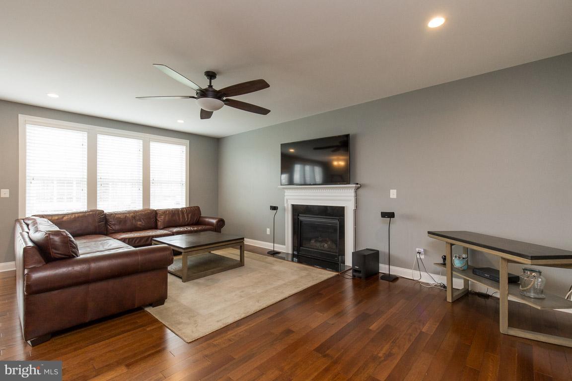 22585 Hammersmith Place Ashburn, VA 20148 - Photo 6 of 30 Gas fire place...