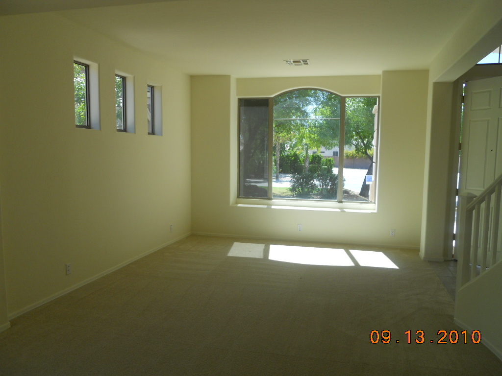 961 South Rutherford Court Gilbert, AZ 85296 - Photo 5 of 8 LIVING ROOM