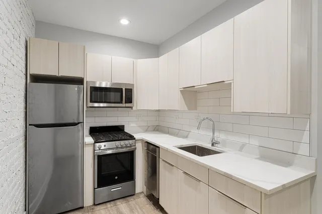 $1,769 | 6952 North Wolcott Avenue, Unit 1, Chicago, IL 60626