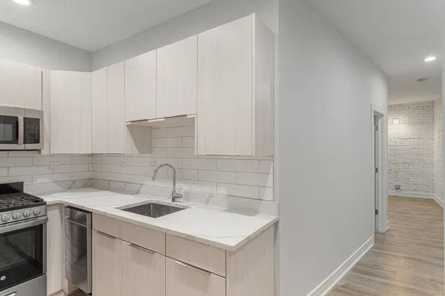 $1,769 | 6952 North Wolcott Avenue, Unit 1, Chicago, IL 60626