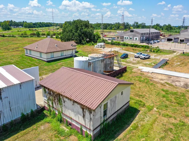 a view of a tennis court