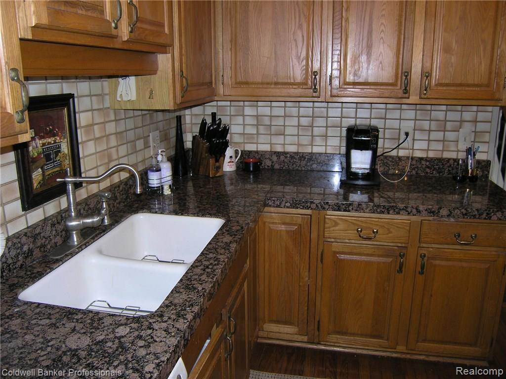 1884 Christy Court Rochester, MI 48309 - Photo 9 of 29 Lots of Kitchen Cupboards