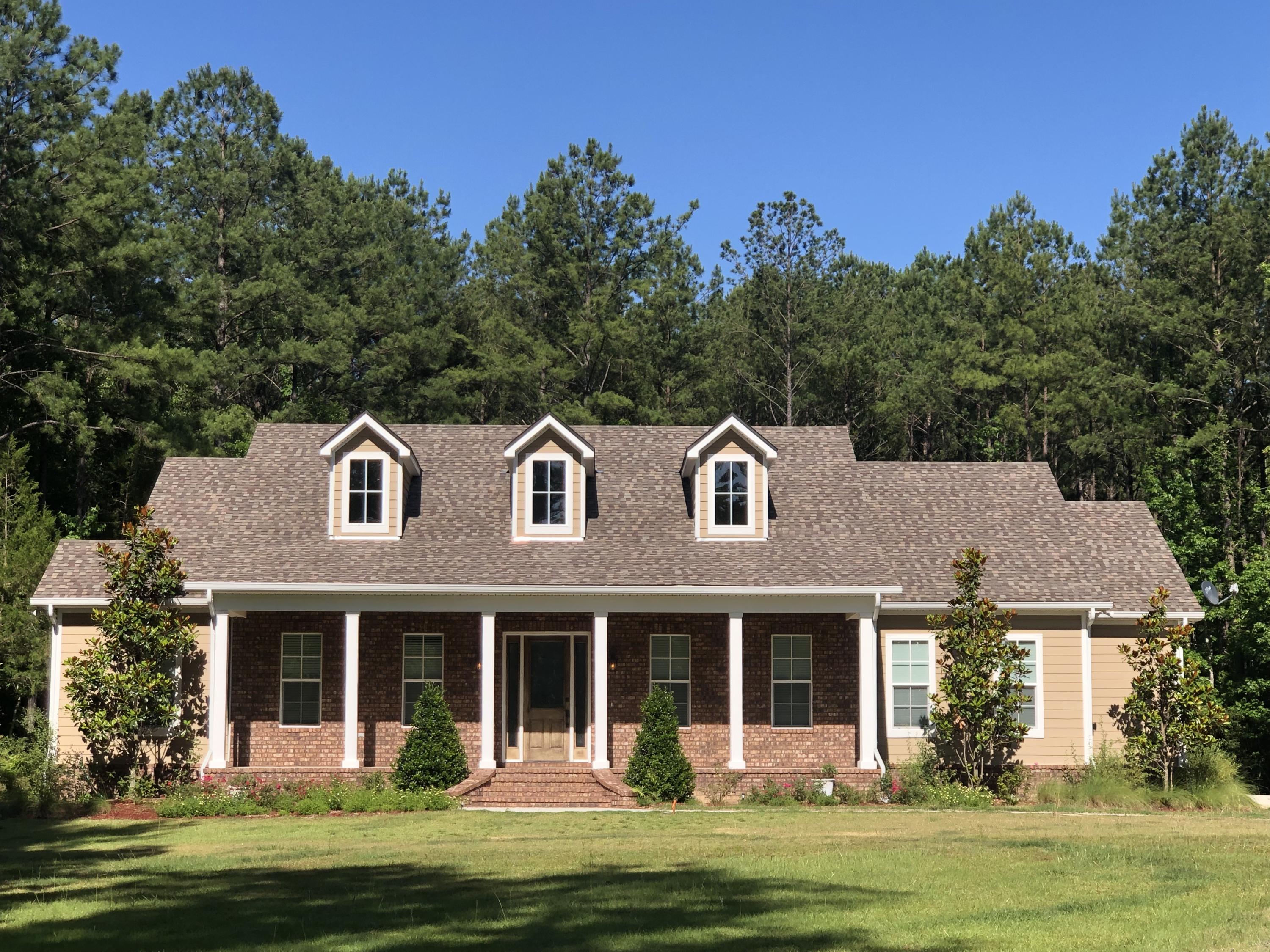 2577 Boy Scout Road DeFuniak Springs, FL 32435 - Photo 1 of 4 a front view of a house with a garden
