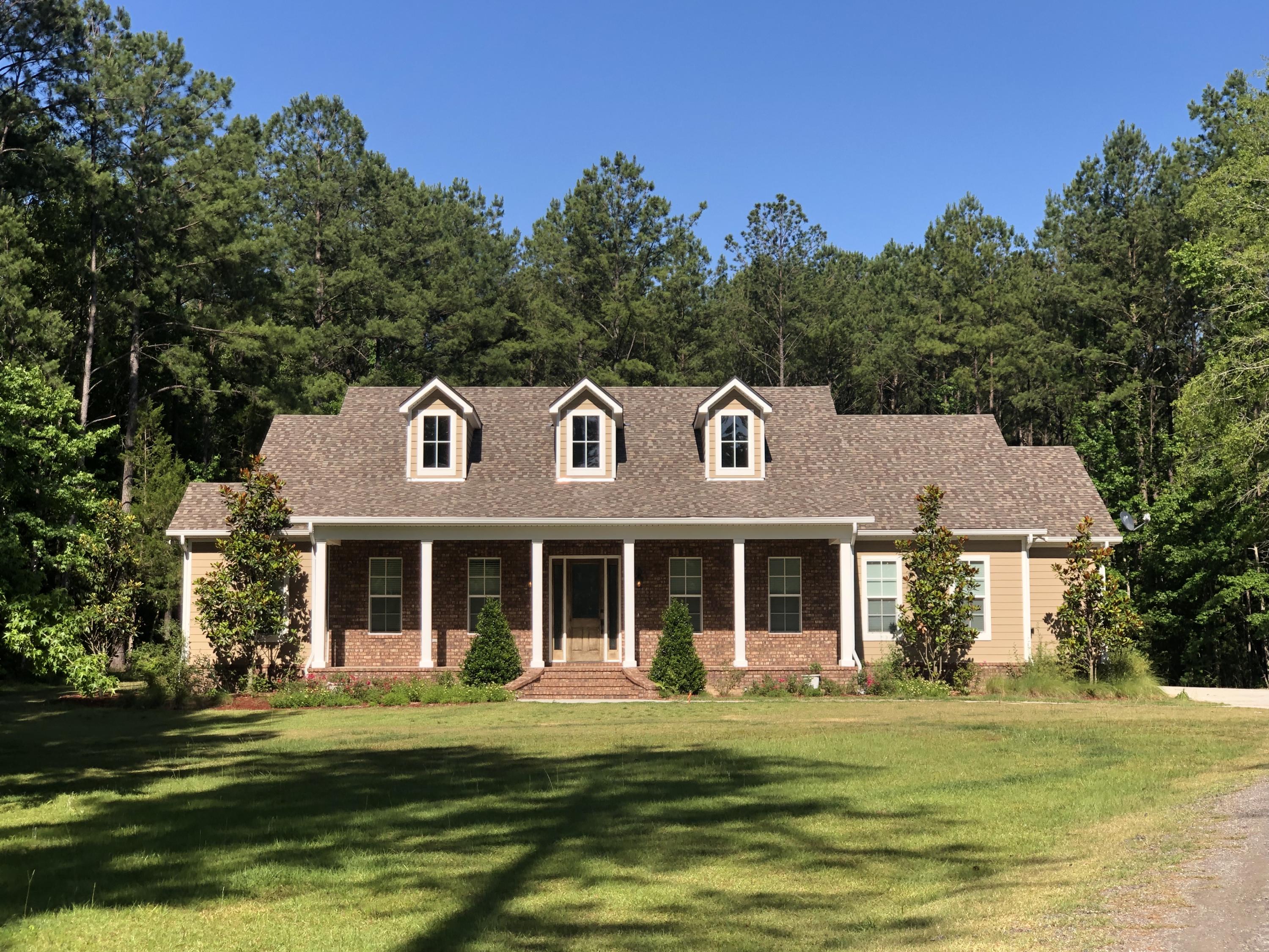 2577 Boy Scout Road DeFuniak Springs, FL 32435 - Photo 2 of 4 a front view of a house with a garden