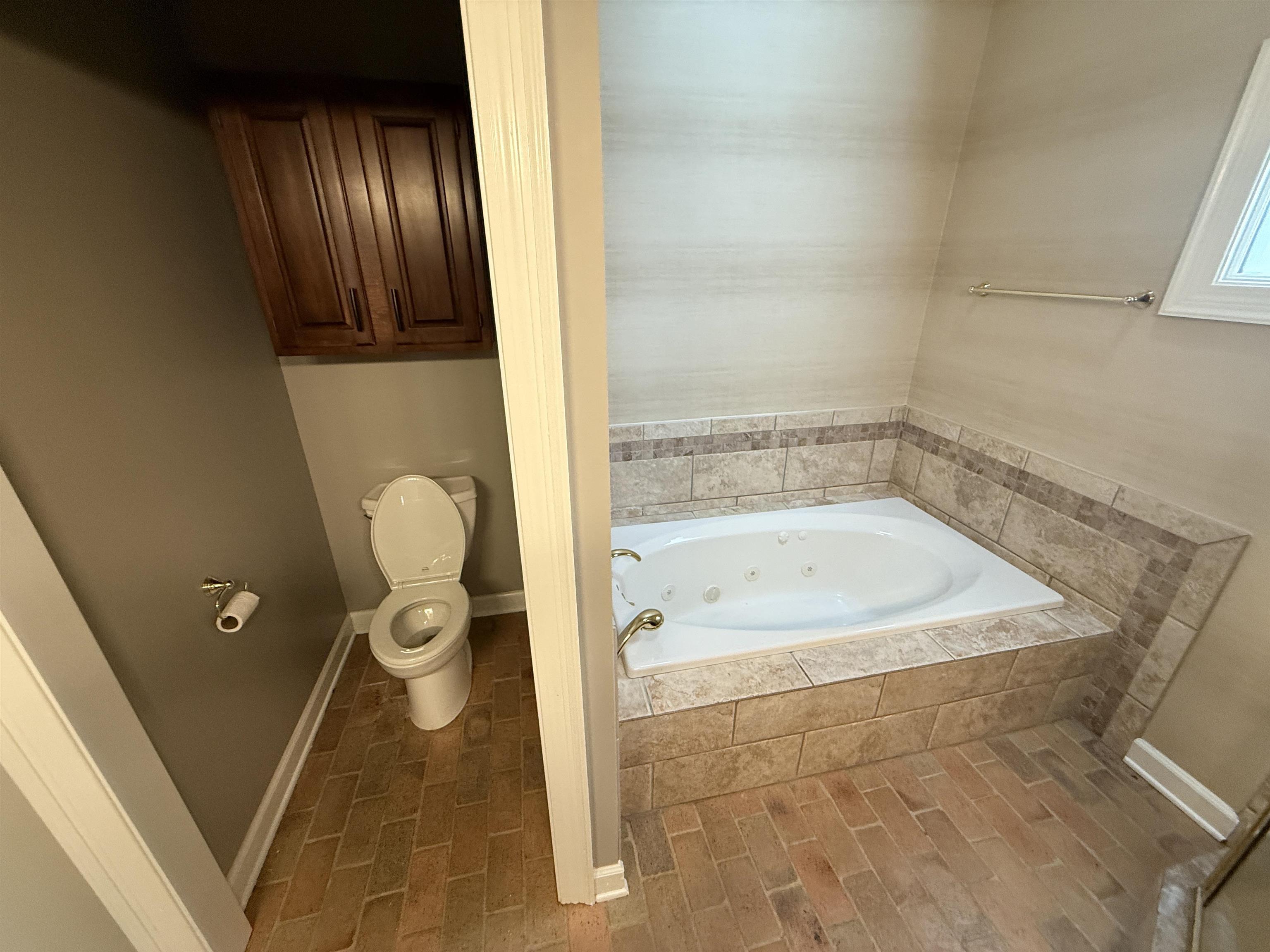 765 Sweetbrier Road Memphis, TN 38120 - Photo 15 of 33 Bathroom with a jetted tub and toilet