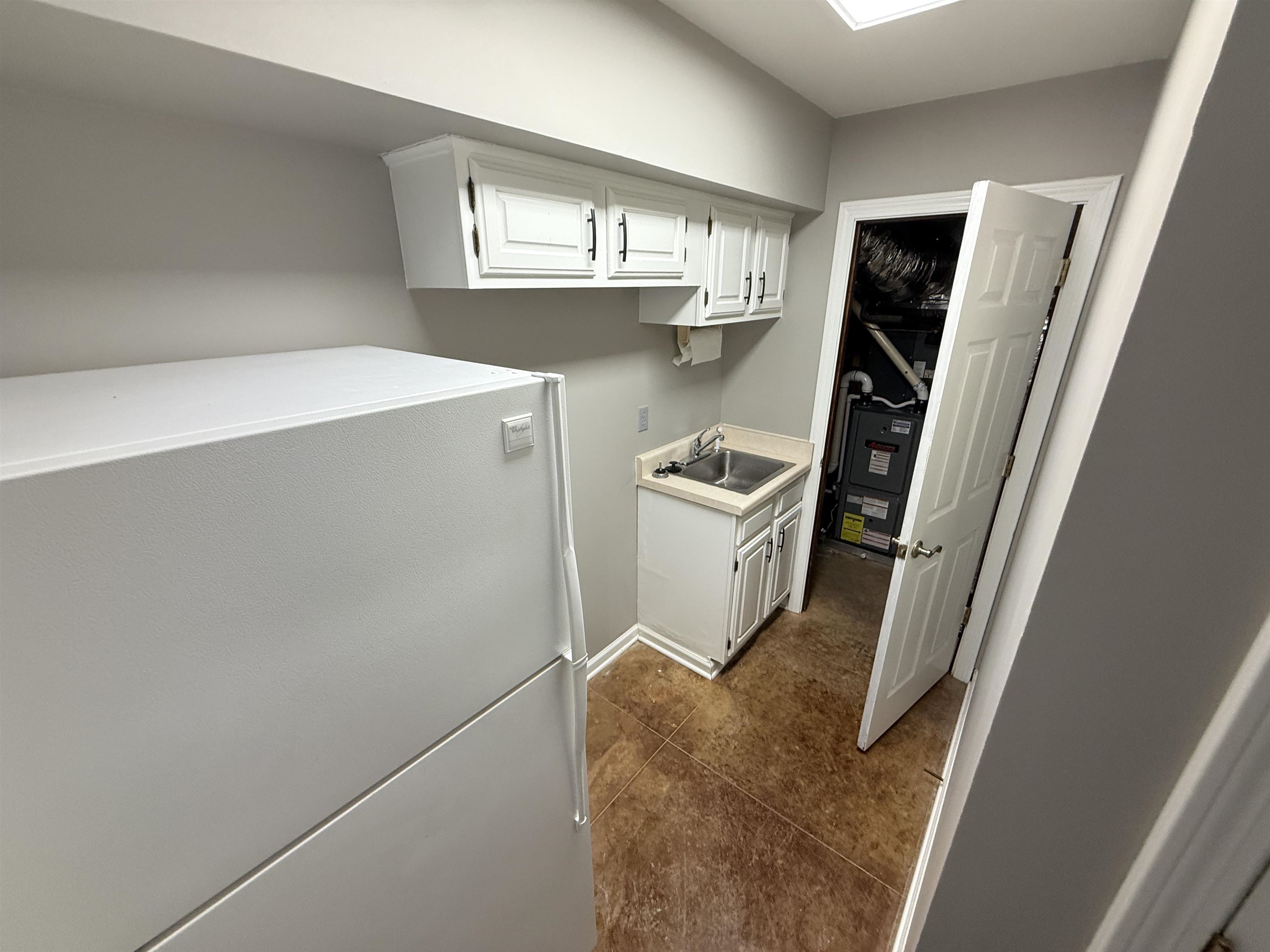 765 Sweetbrier Road Memphis, TN 38120 - Photo 26 of 33 Laundry area featuring a sink and baseboards