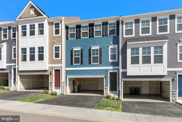 $2,900 | 3970 Shire Meadow Lane, Triangle, VA 22172