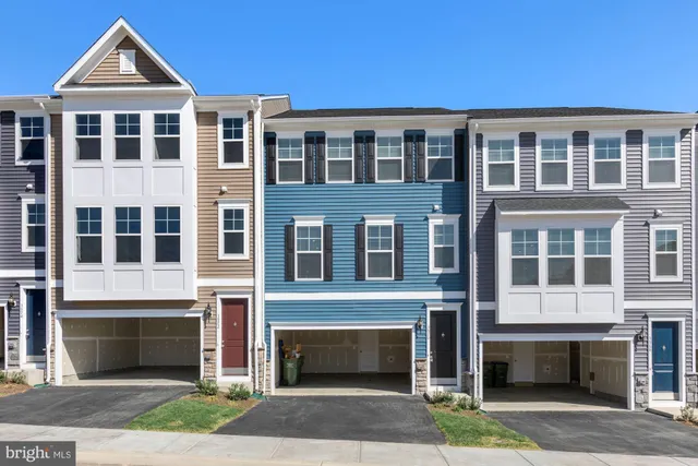 $2,900 | 3970 Shire Meadow Lane, Triangle, VA 22172