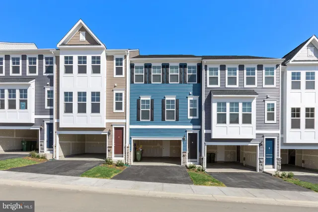 $2,900 | 3970 Shire Meadow Lane, Triangle, VA 22172