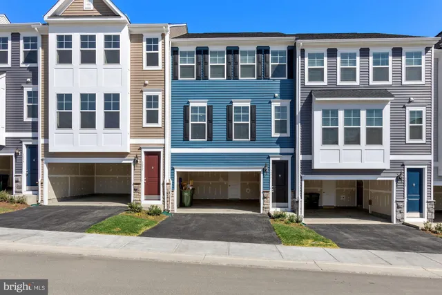 $2,900 | 3970 Shire Meadow Lane, Triangle, VA 22172