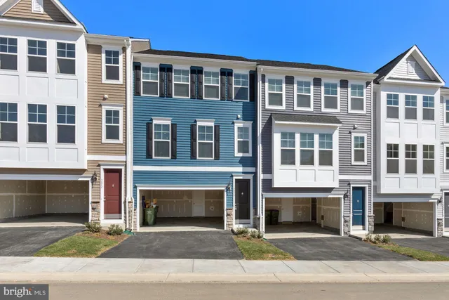 $2,900 | 3970 Shire Meadow Lane, Triangle, VA 22172