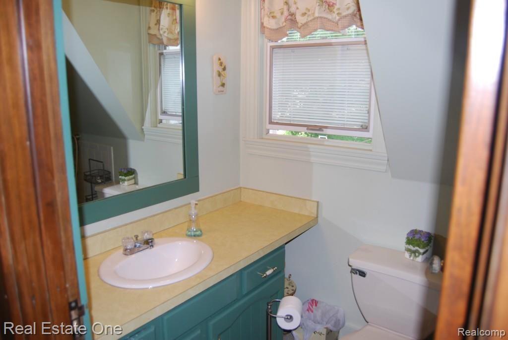 1330 John R Road Rochester, MI 48307 - Photo 21 of 27 2nd Floor Bathroom