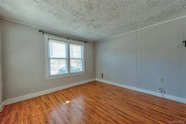 $2,600 | 40 Bayside Avenue, Oyster Bay, NY 11771