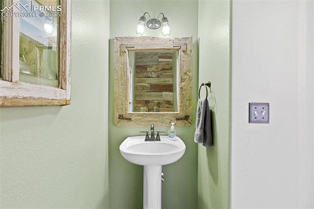 8135 Buschborn Road Peyton, CO 80831 - Photo 26 of 31 Main level guest bath.