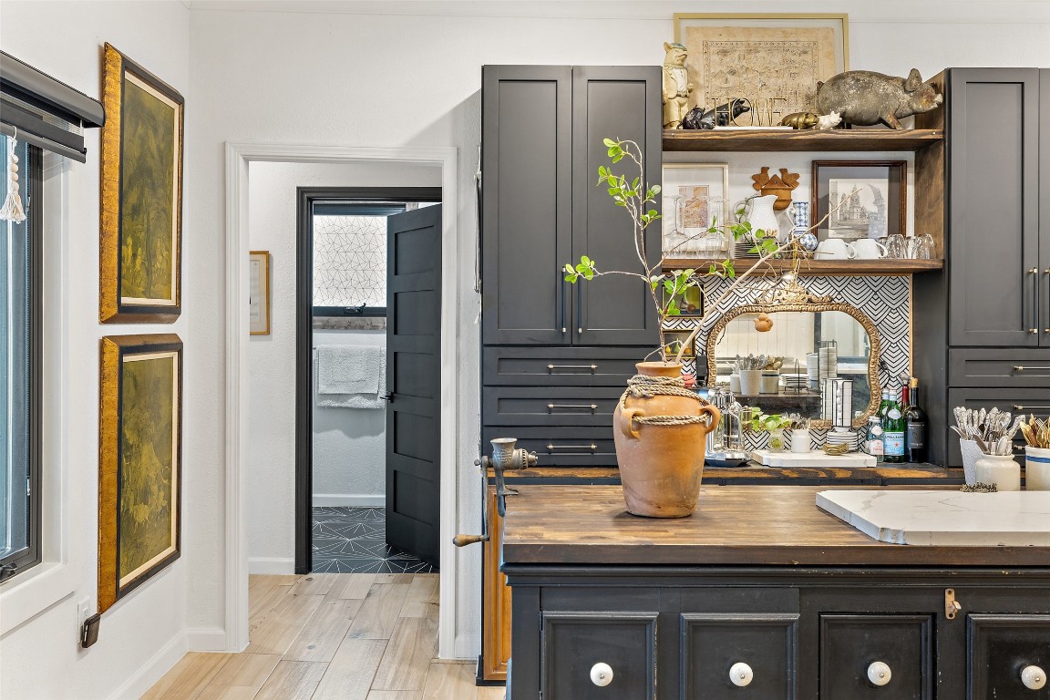 400 Lange Road Wimberley, TX 78676 - Photo 3 of 25 a room with painting and a table