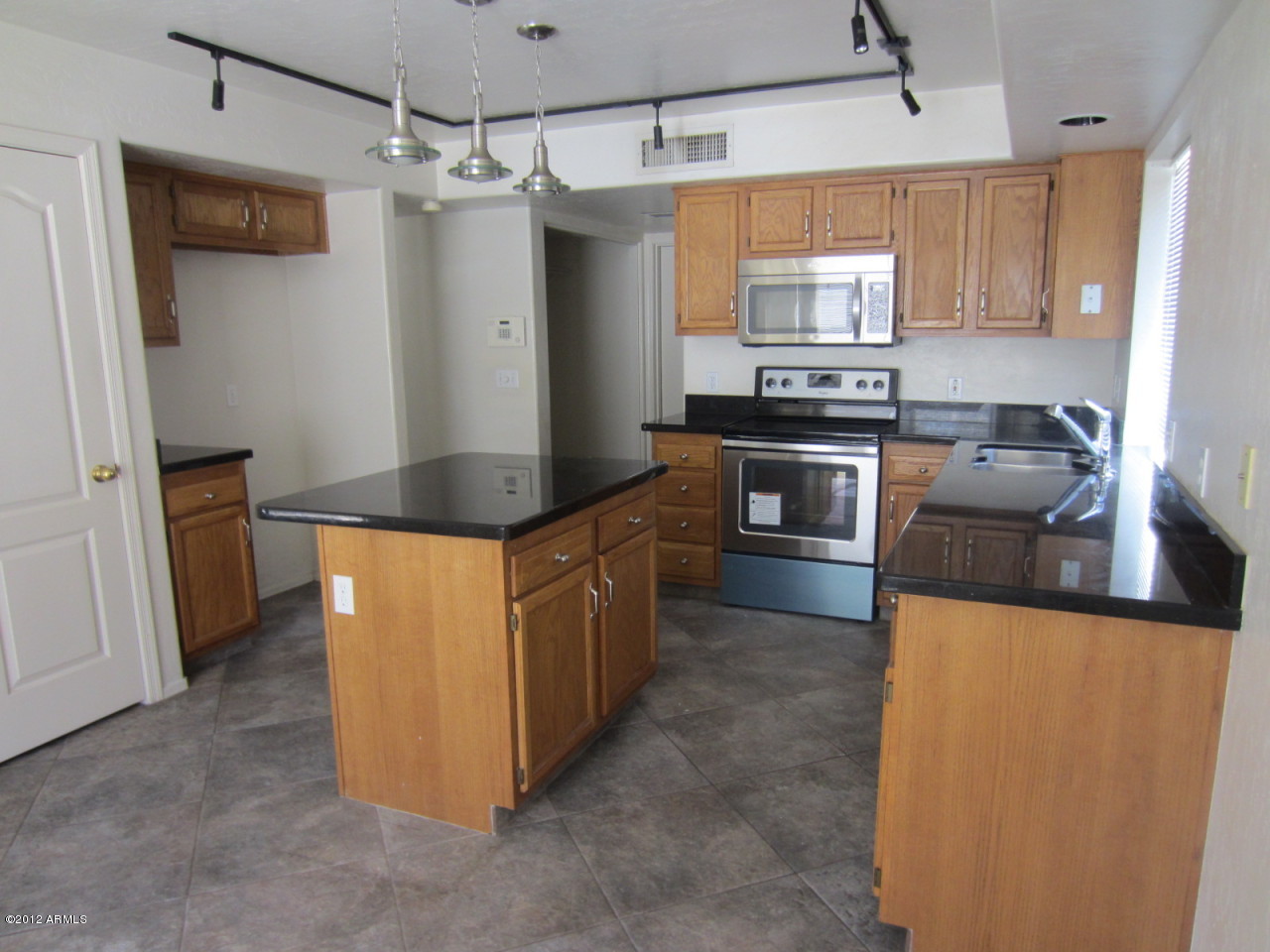 853 West Shellfish Drive Gilbert, AZ 85233 - Photo 2 of 26 Kitchen (2)