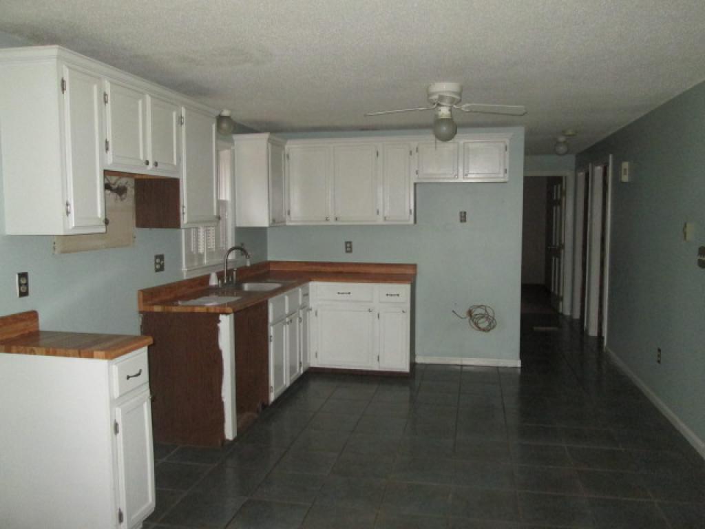 67 Old Chester Road Derry, NH 03038 - Photo 4 of 10
