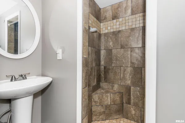 $175,000 | 102 South Eastern Avenue, Minier, IL 61759