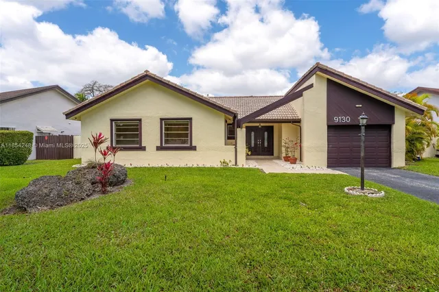 a view of a house with a backyard