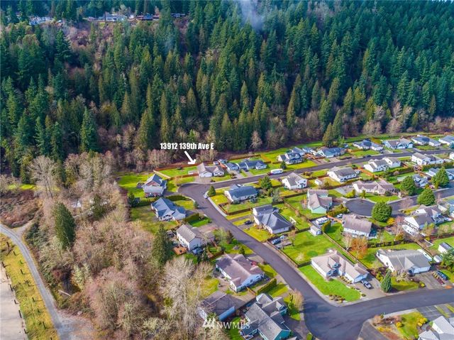 a view of yard with green space