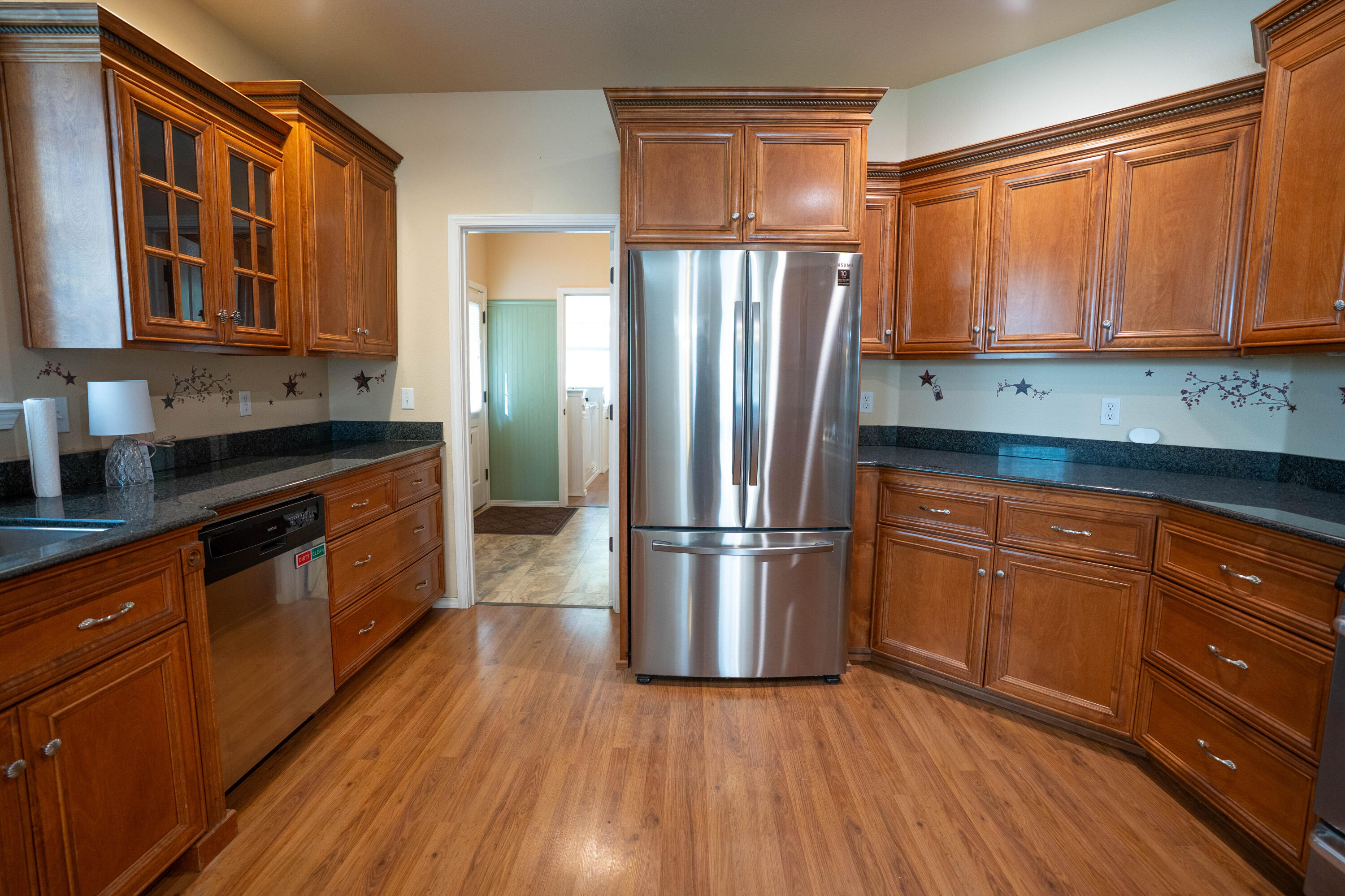 2080 Swingle Road Trail, OR 97541 - Photo 4 of 52 Large kitchen with appliances.