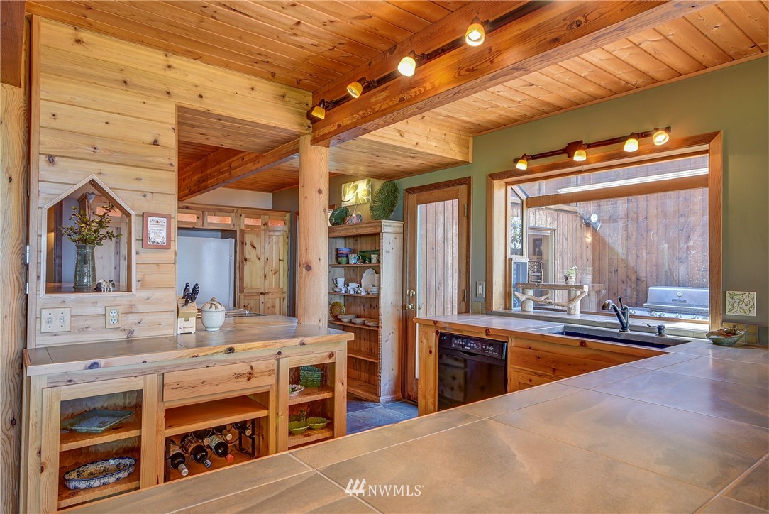 2095 West Beach Road Oak Harbor, WA 98277 - Photo 4 of 25 Gallery Image 4