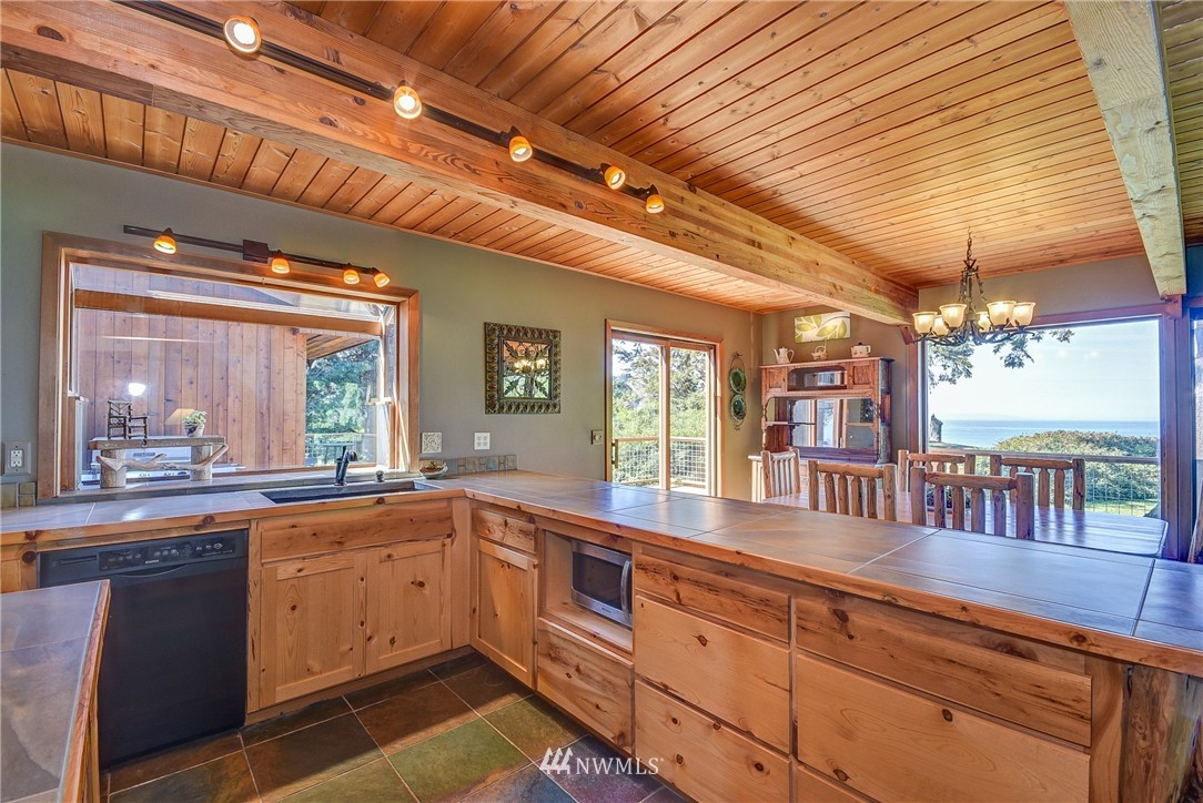 2095 West Beach Road Oak Harbor, WA 98277 - Photo 5 of 25 Gallery Image 5