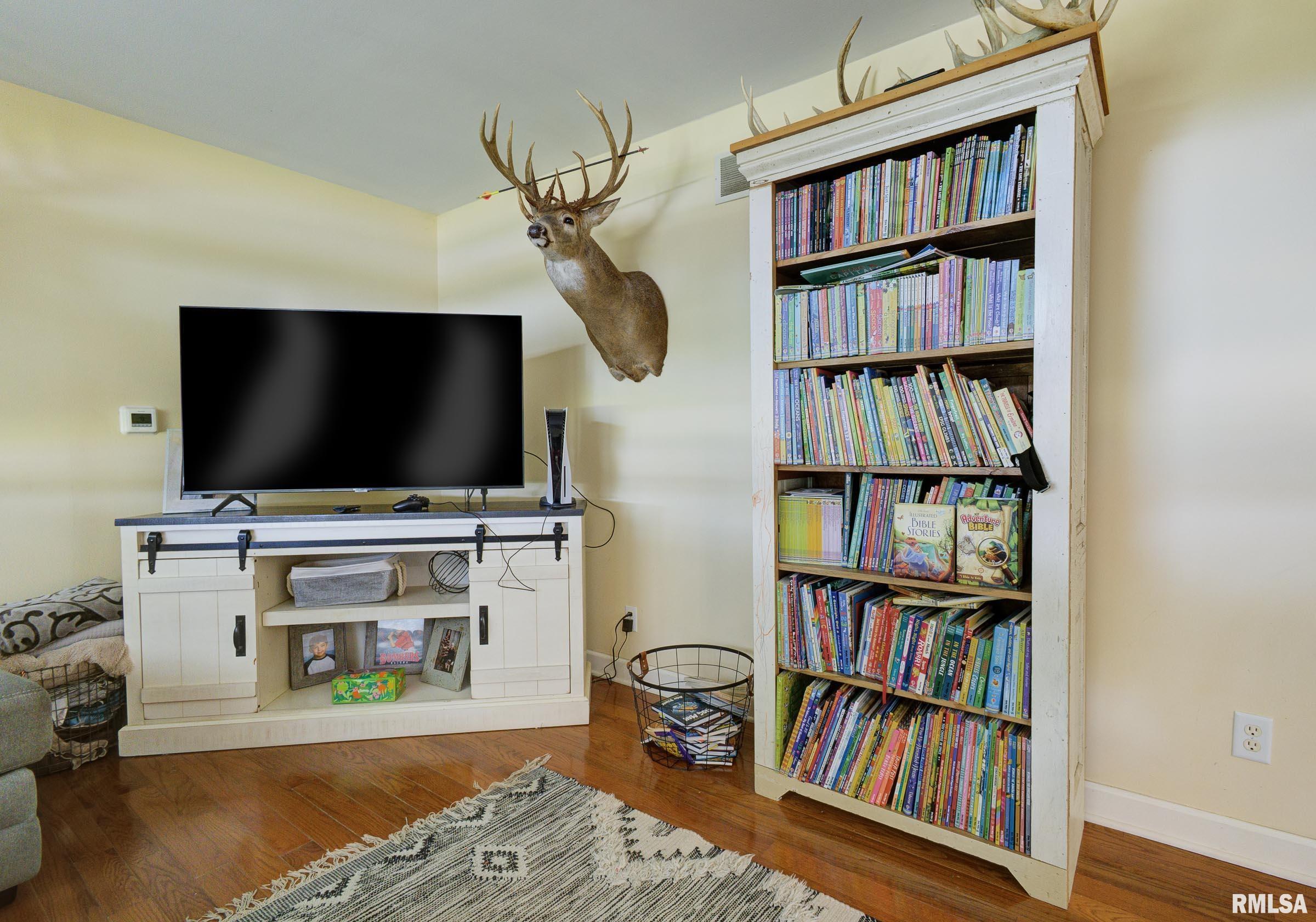 319 Robin Road Macomb, IL 61455 - Photo 4 of 34