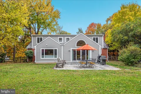 a view of an house with backyard and garden