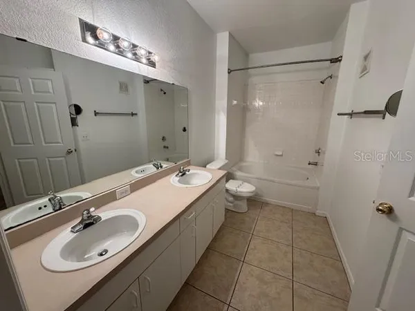 $2,300 | 3611 Conroy Road, Unit 818, Orlando, FL 32839