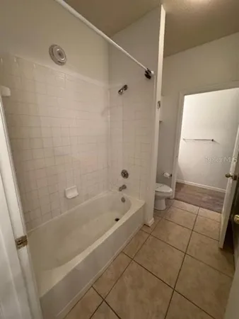 $2,300 | 3611 Conroy Road, Unit 818, Orlando, FL 32839