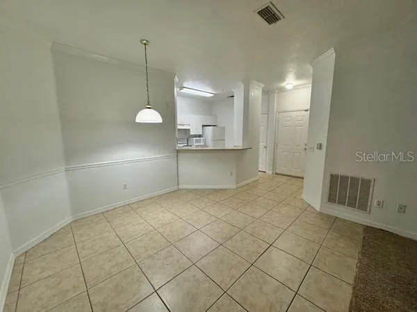 $2,300 | 3611 Conroy Road, Unit 818, Orlando, FL 32839