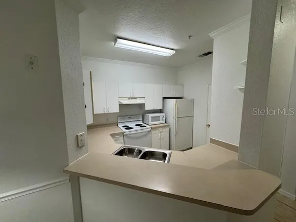 $2,300 | 3611 Conroy Road, Unit 818, Orlando, FL 32839