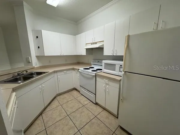 $2,300 | 3611 Conroy Road, Unit 818, Orlando, FL 32839