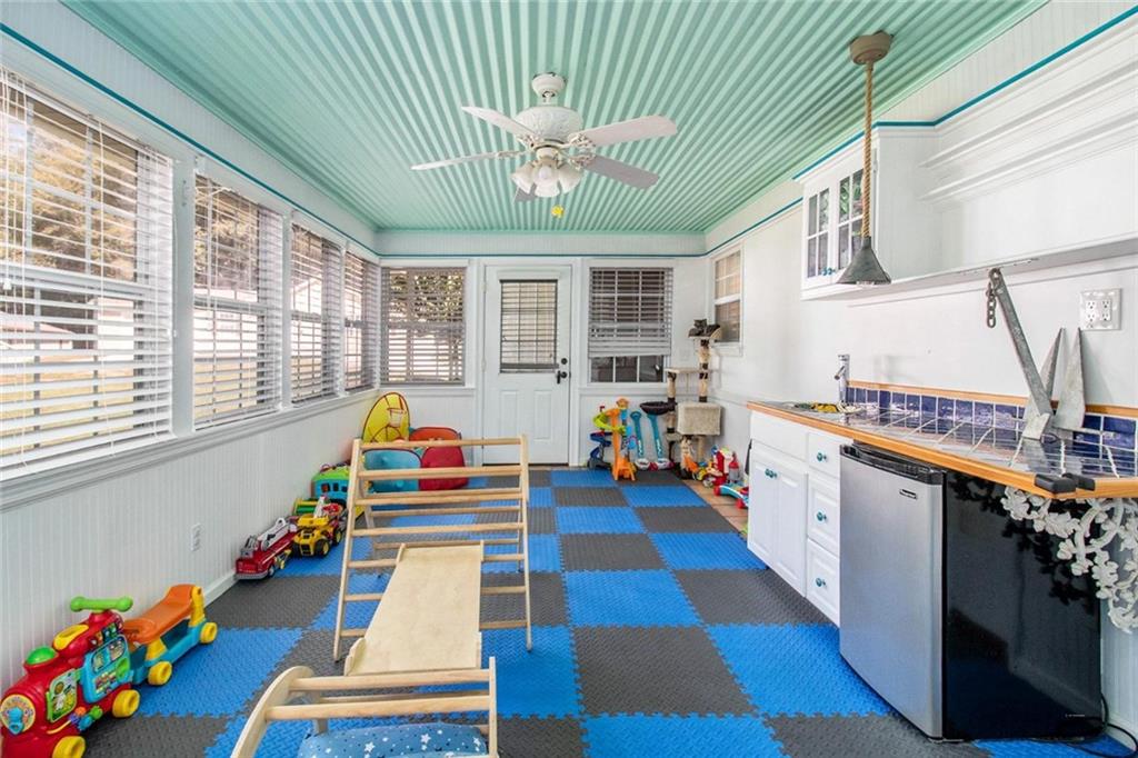160 Old Field Road Sharpsburg, GA 30277 - Photo 27 of 58 a kitchen with lots of counter top space