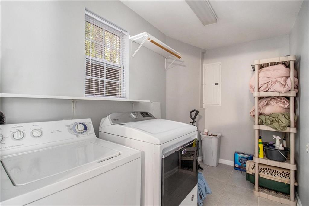 160 Old Field Road Sharpsburg, GA 30277 - Photo 53 of 58 a utility room with dryer and washer