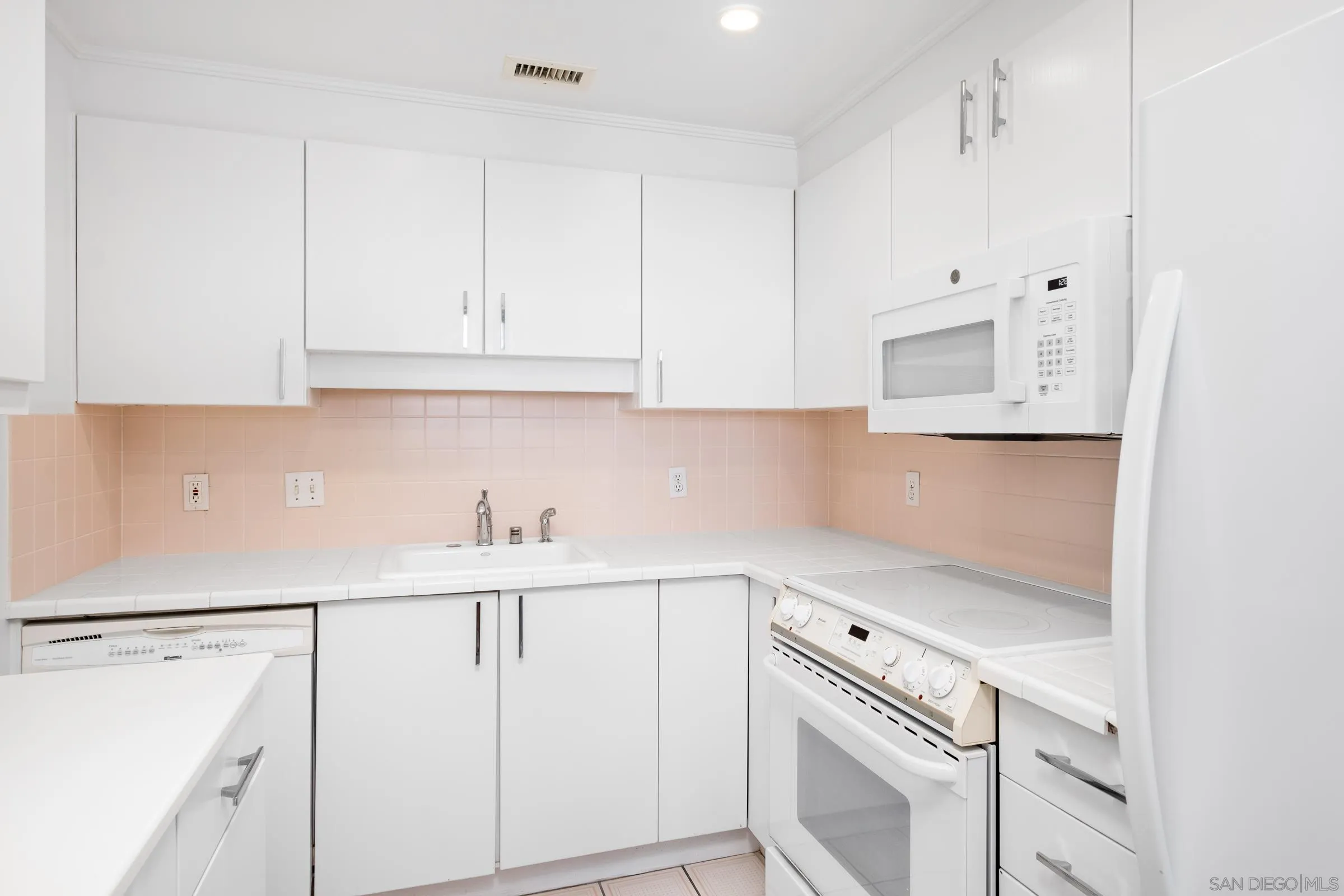 3890 Nobel, Unit 1402 San Diego, CA 92122 - Photo 8 of 20