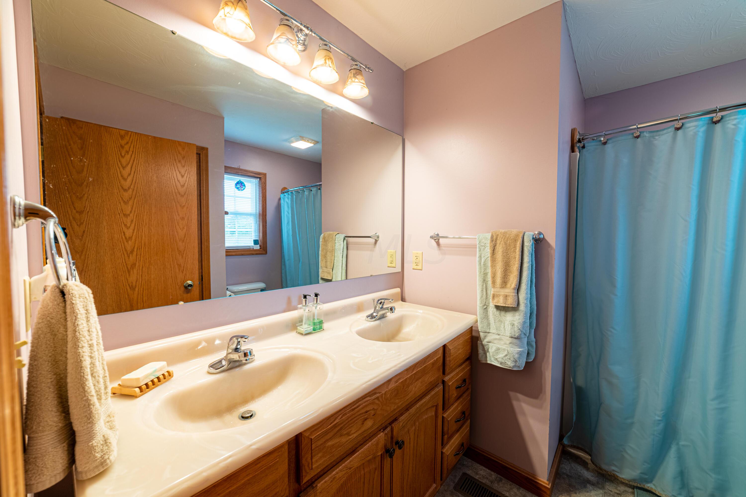 14743 Lower Fredericktown Amity Road Fredericktown, OH 43019 - Photo 25 of 33 Primary bath