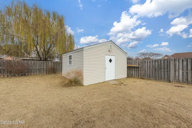a view of a backyard